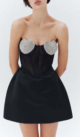 TRÄGERLOSES MINIKLEID MIT HERZMUSTER IN SCHWARZ